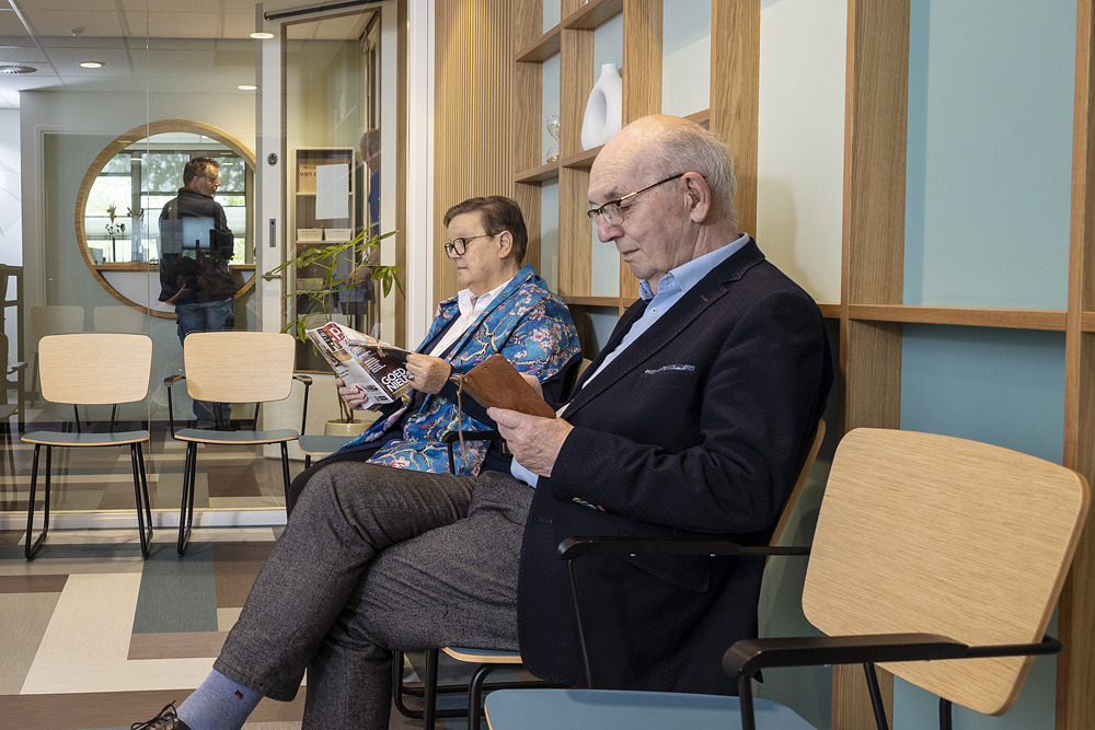 Man en vrouw in wachtkamer van de huisarts