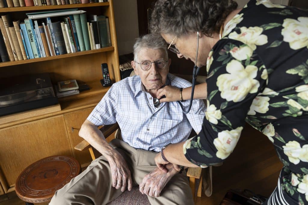 Huisarts met ouderen patiënt