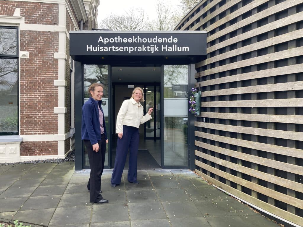 LHV-voorzitter Marjolein Tasche op werkbezoek bij Apotheekhoudende Huisartsenpraktijk Hallum