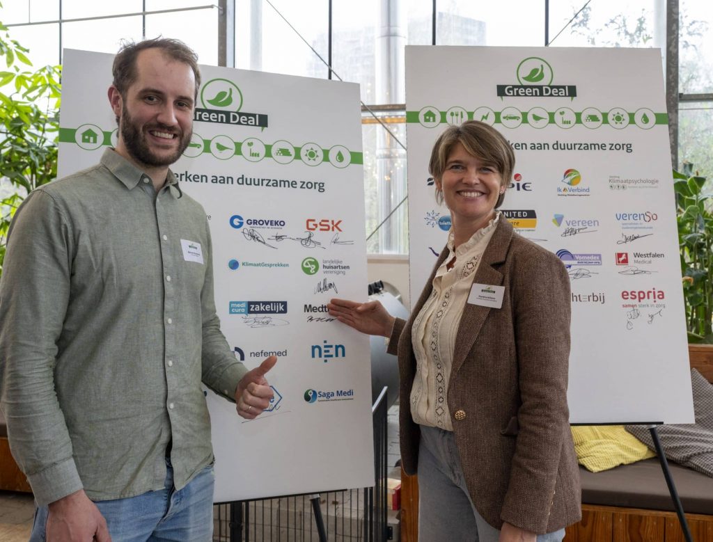 Ries van Wijngaarden (De groene Huisarts) en Mariëtte Willems tijdens de ondertekening.